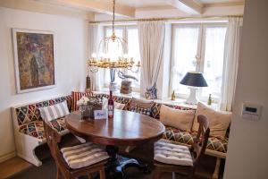 a dining room with a table and chairs at Friesenhaus in Friedrichstadt