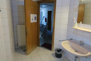 Bilik mandi di SnowBunnys BackPackers Hostel