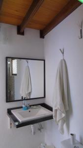 ein Bad mit einem Waschbecken und einem Spiegel in der Unterkunft La Casita de Estrella in Candelaria