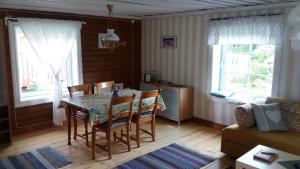 ハーグフォシュにあるStuga Hultのリビングルーム(テーブル、椅子、ソファ付)