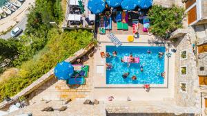 una vista sul tetto di una piscina con persone di Hotel Palata Venezia a Ulcinj