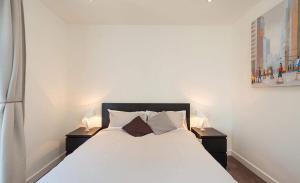Una cama o camas en una habitación de Luxury Apartment in North Greenwich