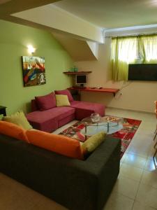 uma sala de estar com um sofá e uma mesa em Modern Basement Apartment Gio Ii em Zakynthos Town