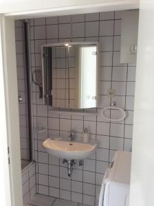 a bathroom with a sink and a mirror at Messewohnung Düsseldorf-Nord in Düsseldorf