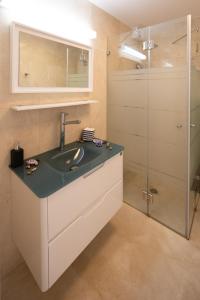 Giv'ot Bar的住宿－DesertB，一间带水槽和淋浴的浴室