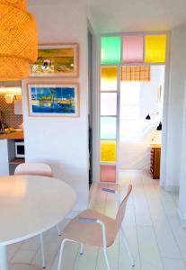 a dining room with a table and chairs at Cabo Palos Apt Salinas Marchamalo*Playa Amoladeras in Cabo de Palos