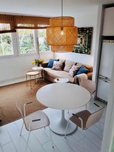 a living room with a white table and chairs at Cabo Palos Apt Salinas Marchamalo*Playa Amoladeras in Cabo de Palos