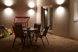 comedor con mesa, sillas y cuna en Vrnjacka Idila, en Vrnjačka Banja 18 fotos más