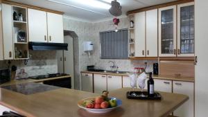 uma cozinha com uma tigela de fruta numa mesa em Beth-El em Mossel Bay