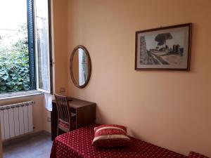 a bedroom with a table and a mirror on the wall at Hotel Major Aventinus in Rome