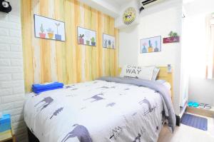 a bedroom with a large bed in a room at Big Wave Travel in Hong Kong
