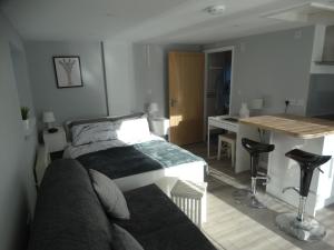 - une chambre avec un lit, une table et un bureau dans l'établissement The Annexe, à Preston