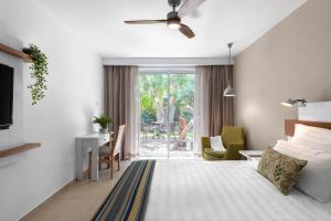 Postel nebo postele na pokoji v ubytování Ein Gedi Kibbutz Hotel