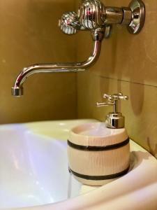 une salle de bain avec toilettes et lavabo dans l'établissement Old city, à Tbilissi 24 autres photos