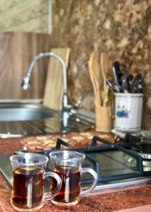 - deux tasses de thé assises sur un comptoir de cuisine dans l'établissement Old city, à Tbilissi