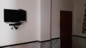 ジョードプルにあるAbhay Villas Guest Houseの部屋の壁に掛けられた薄型テレビ +15枚の写真