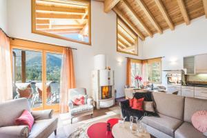 ein Wohnzimmer mit einem Sofa und einem Tisch in der Unterkunft Apartment Alpharmonie in Zermatt