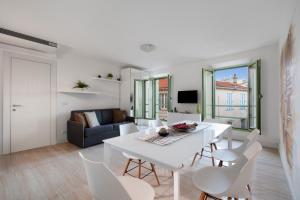 una sala de estar blanca con mesa blanca y sillas en Cannes Old Town Suites, en Cannes