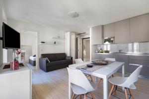 cocina y sala de estar con mesa y sillas en Cannes Old Town Suites, en Cannes