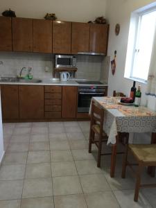 Kuchyňa alebo kuchynka v ubytovaní VILLA EIRINI