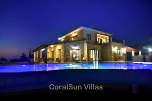 una casa con piscina por la noche en ELITE Amazing Villa, by Coral Sun Villas, en Polis Chrysochous