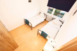 uma sala de estar com dois sofás brancos e uma janela em AVR Apartment HOF 11 em Bremerhaven