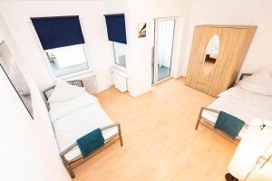 uma sala de estar com duas camas e duas cadeiras em AVR Apartment HOF 11 em Bremerhaven