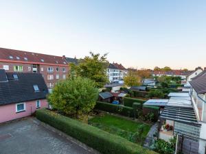 uma vista aérea de uma cidade com casas e pátios em AVR Apartment HOF 11 em Bremerhaven