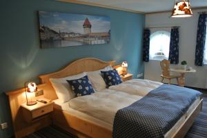 ein Schlafzimmer mit einem großen Bett mit blauen Wänden in der Unterkunft Gasthaus Tübli Gersau in Gersau