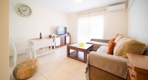 una sala de estar con un sofá y una mesa en Apartamento C.M., en Nerja