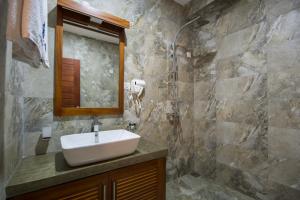 Koupelna v ubytování Ceyloni City Hotel + 37 fotografií