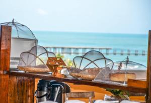 un estante con pan y repostería en la playa en Pousada Fortal Villa Praia, en Fortaleza