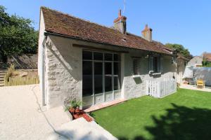 an external view of a house with a lawn at gite au coeur des chateaux de la loire in Cour-sur-Loire