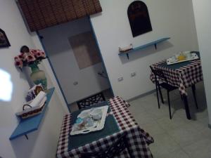 a small room with a table and a mirror at B&B Dell' Abbaddu in Sassari