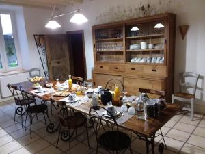 מסעדה או מקום אחר לאכול בו ב-Chambres d'hôtes Belle Occitane