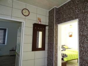 sypialnia z łóżkiem i zegarem na ścianie w obiekcie Apartament Angelo w mieście Sosnowiec
