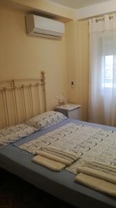 a bedroom with a bed with two towels on it at Piso en Malvarrosa in Valencia