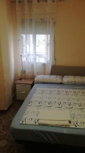 バレンシアにあるPiso en Malvarrosaのベッドルーム1室(ベッド2台、窓付)