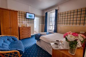 A bed or beds in a room at Harbour Heights B&B