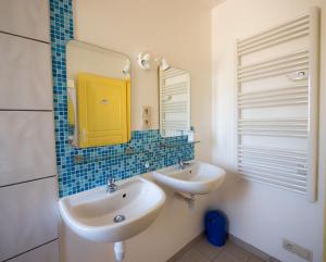 Un baño con dos lavabos y un espejo. en Le Gîte de la Faïencerie, en Passavant-en-Argonne 42 fotos más