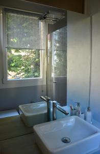 baño con lavabo, bañera y ventana en bright and silent apartment near two towers en Bolonia
