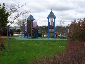a playground with two play equipment in a park at Appartement vue sur golf in Talmont