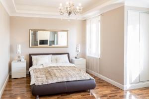 1 dormitorio con cama y espejo en la pared en Derin Apartman en Debrecen