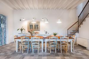 a kitchen and dining room with a table and chairs at Son Gris in El Port de la Selva