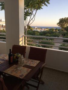 ロードスにあるVILLA EIRINIのテーブルと椅子、海の景色を望むバルコニー