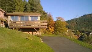 クソンリュプト・ロンジュメールにあるchalet Le Panoramiqueの坂道家