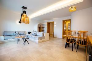 Gallery image of Perla Nera Suites in Fira