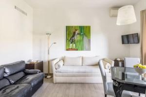 a living room with a couch and a table at Megi San Peter Apartment in Rome