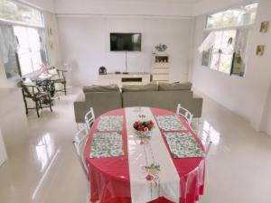 een woonkamer met een tafel en een bank bij Green View 104 Khao Kho in Khao Kho