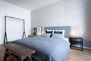 1 dormitorio con cama grande y mesa de madera en Apartment Invalidovna with FREE parking, en Praga